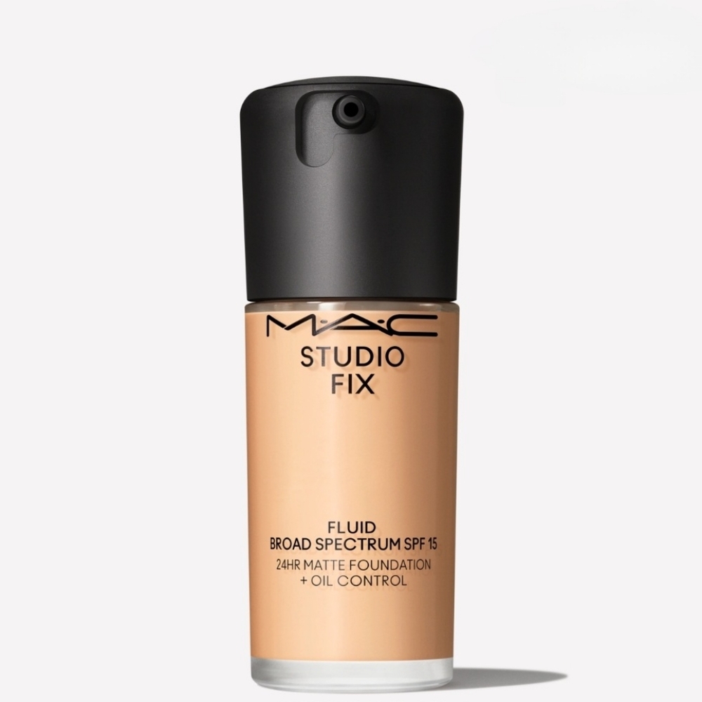NIB Studio Fix Fluid Broad Spectrum SPF 15 24hr Matte Foundation + Oil Control